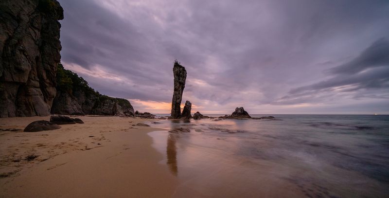 Россия, Приморский край, Лазовский заповедник, бухта Тачингоуза, кекур Самурай, рассвет На рассвете фото превью