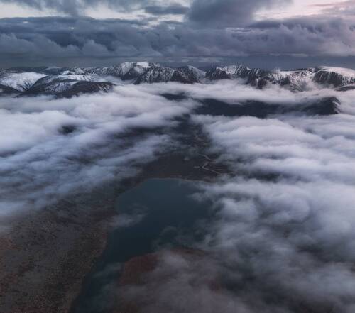Величье гор скрывает мгла, Туман укрыл их покровами