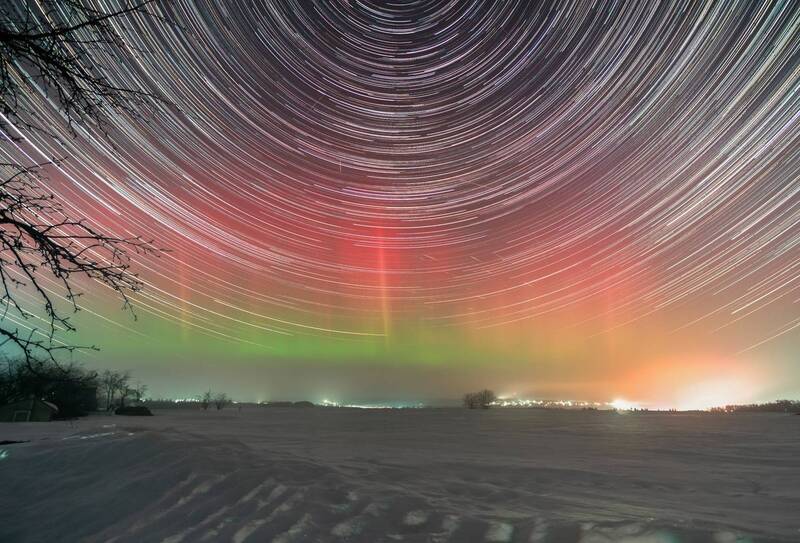 Звёздные треки и полярное сияние фото превью