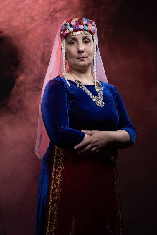 провели фотосессию с Кристиной в национальном костюме фото превью