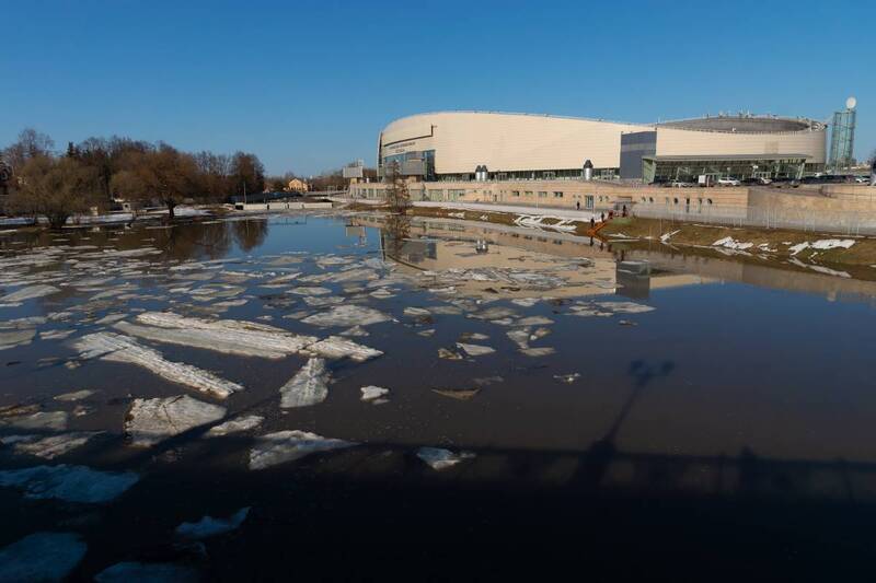 коломна, весна Коломна. Конькобежный центр. Ледоход на реке Коломенке. фото превью
