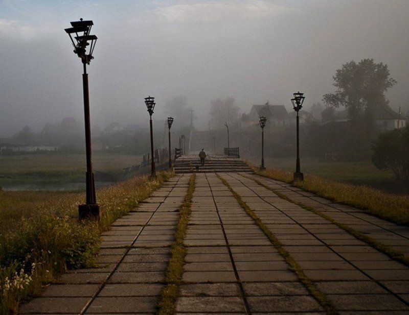 туман, мост, фонарь, человек, утро Уходящий в туман фото превью