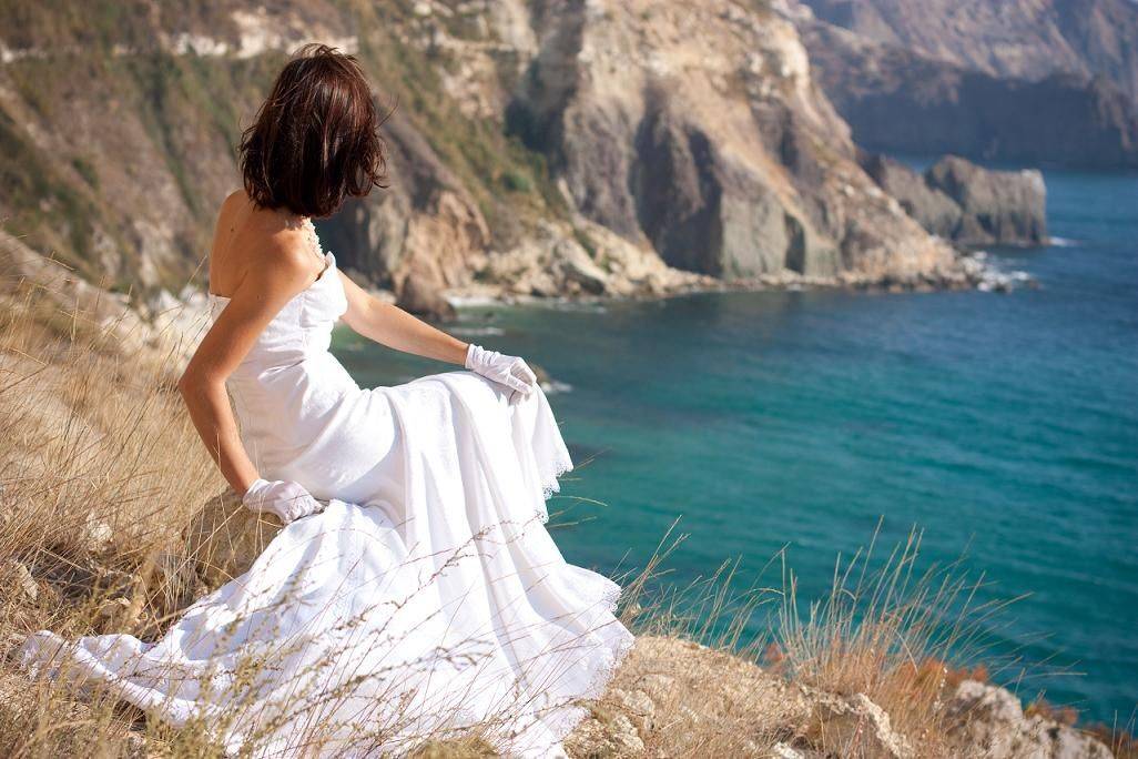 невеста, море, берег, обрыв, белое, платье, свадьба, молодая, красивая, девушка, брюнетка, скалы, пляж, лето, весна, севастополь, крым, фиолент, Людмила Бубенцова