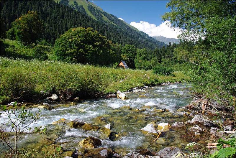 Дом у реки фото превью