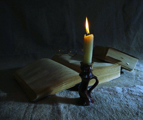 Наедине с горящею свечой