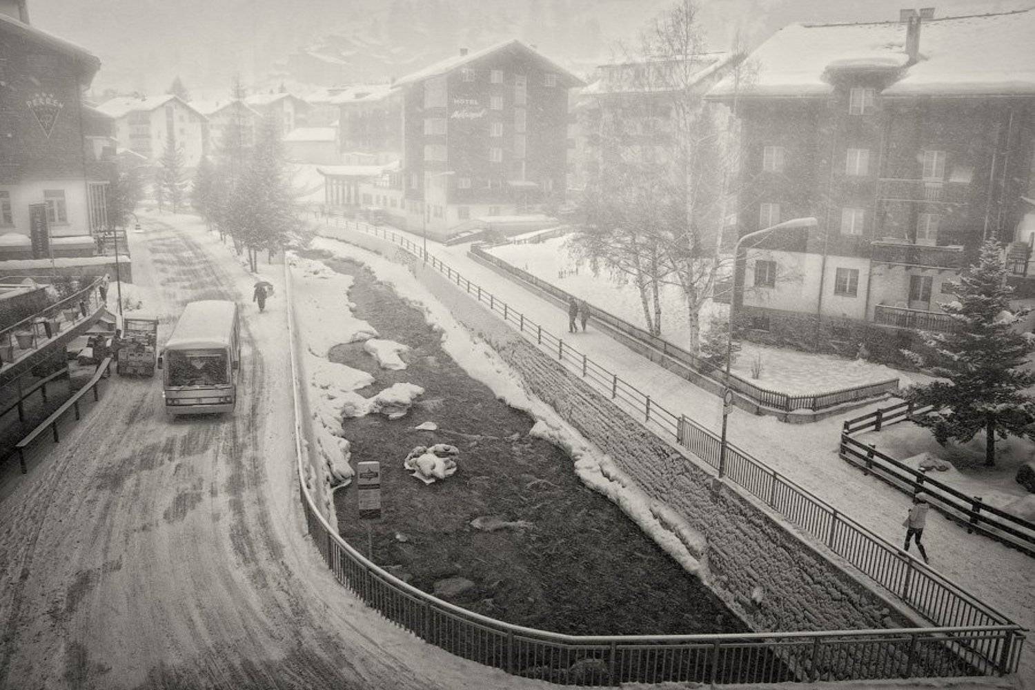 швейцария, город, церматт, река, дом, здание, зима, метель, дорога, улица, автобус, прохожий, горы, снег, мороз, dyadyavasya, Дмитрий Шамин