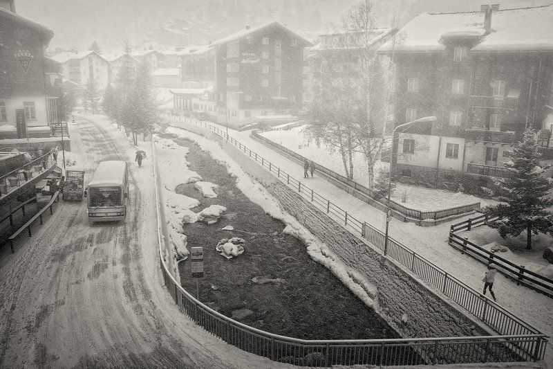 швейцария, город, церматт, река, дом, здание, зима, метель, дорога, улица, автобус, прохожий, горы, снег, мороз, dyadyavasya Город накрыло непогодой фото превью