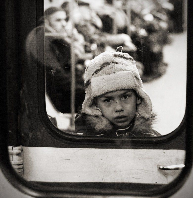 портрет незнакомого мальчика в метро фото превью