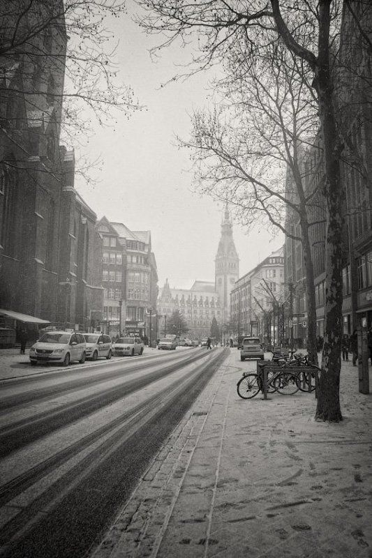 автомобиль, архитектура, велосипед, гамбург, германия, город, дерево, дом, дорога, зима, след, снег, такси, туман, улица, центр Снежная разметка фото превью