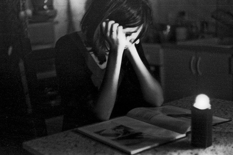 свет, свеча, книга Когда выключают свет фото превью