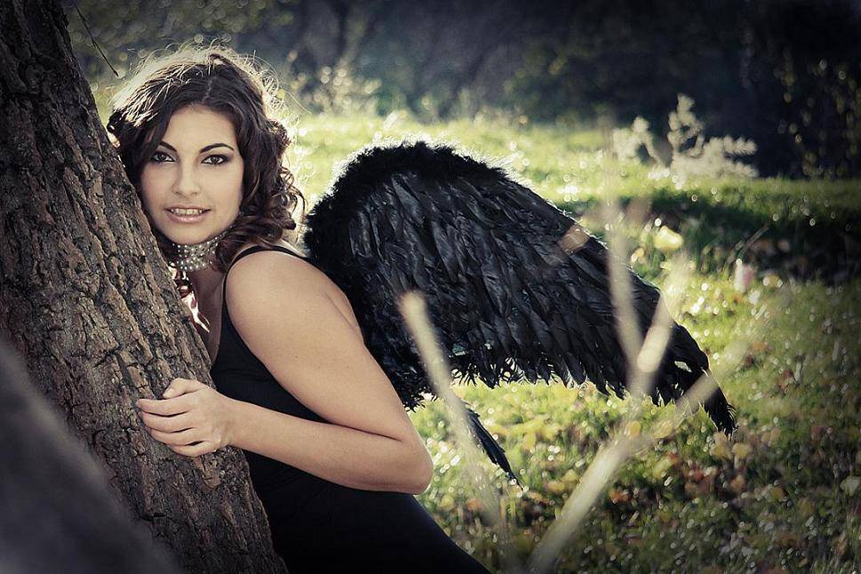 черные крылья, ангел, красивая, молодая, девушка, природа, лес, брюнетка, черное платье, жемчуг,  гламур, севастополь, крым, Людмила Бубенцова