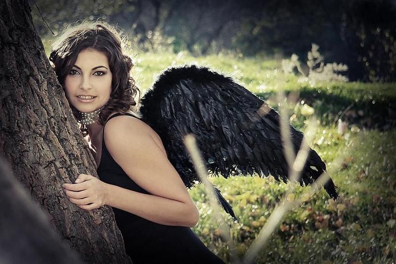 черные крылья, ангел, красивая, молодая, девушка, природа, лес, брюнетка, черное платье, жемчуг,  гламур, севастополь, крым Ангел фото превью