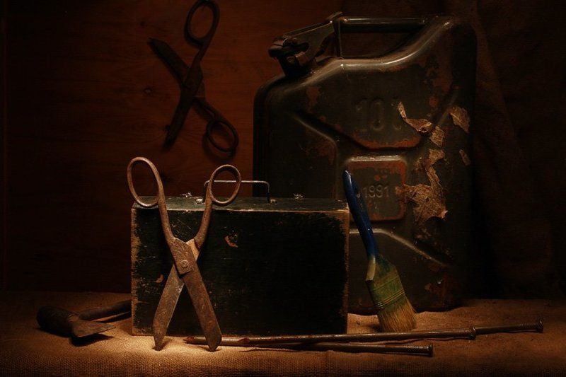 Ножницы и старая канистра фото превью
