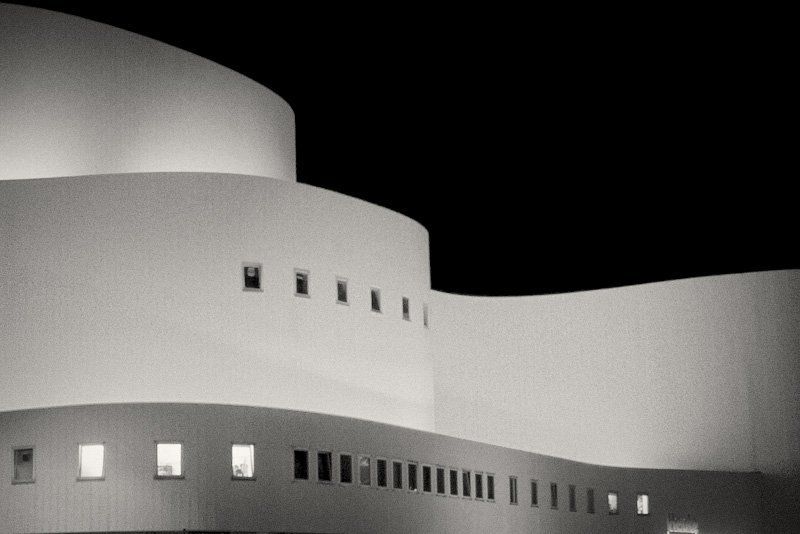 германия, дюссельдорф, город, здание, театр, архитектура, ночь, абстракция, изгиб, линия, dyadyavasya Флаг фото превью