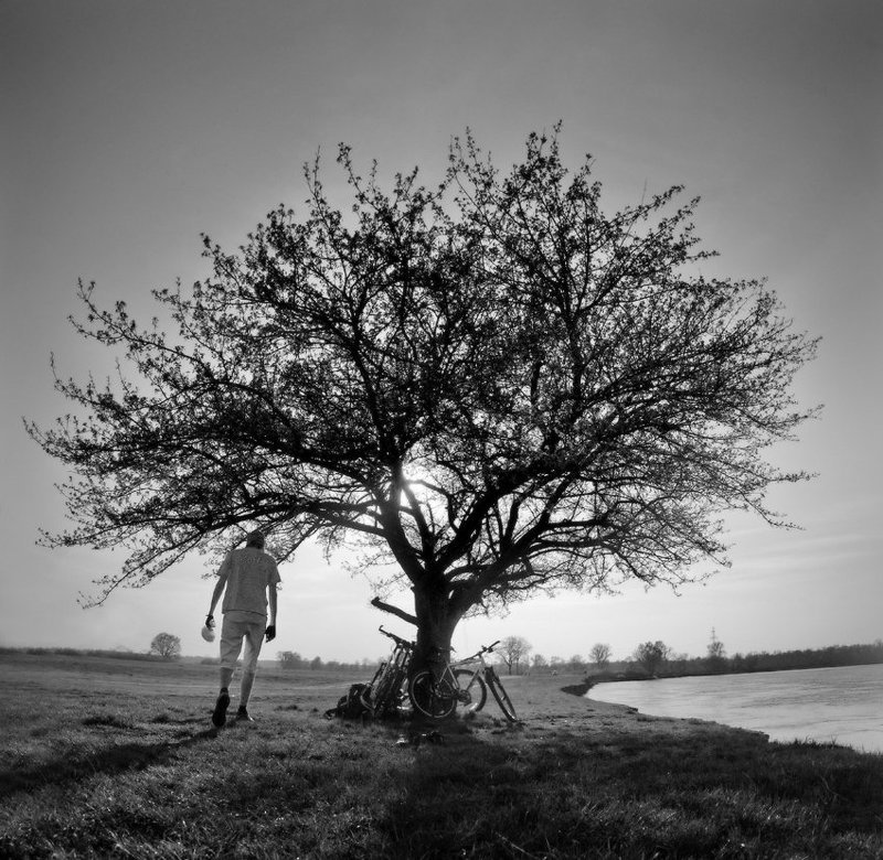 природа, панорама, жанр, чб, свет, люди к свету фото превью