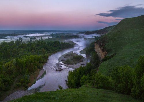 Стелется утренний туман.