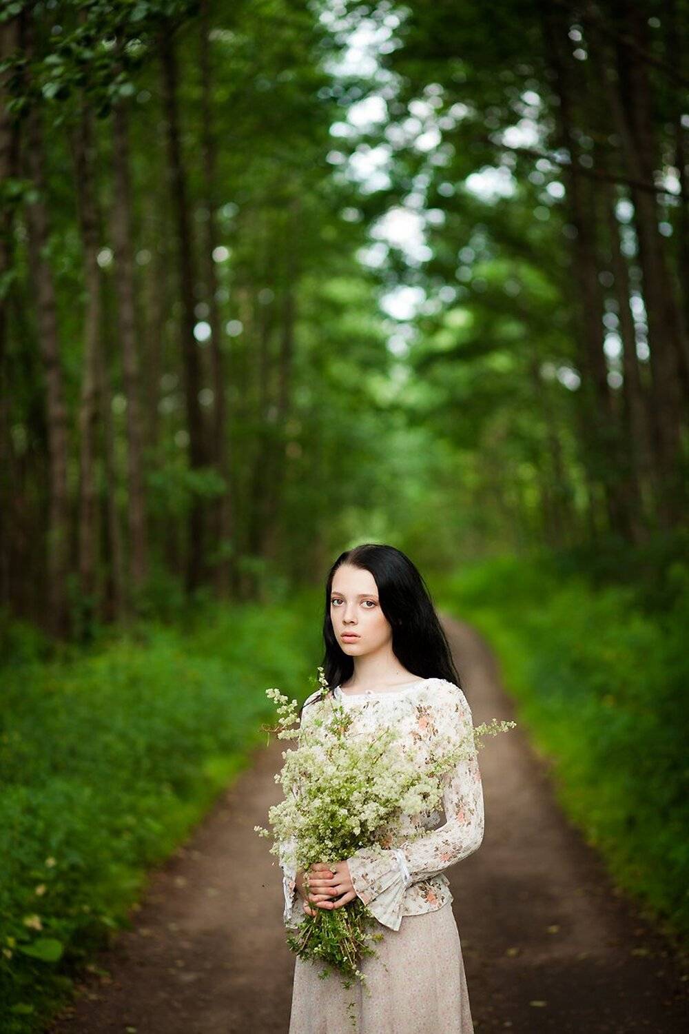 девушка, цветы, лес, волосы, букет, дорога, Ровдо Яна