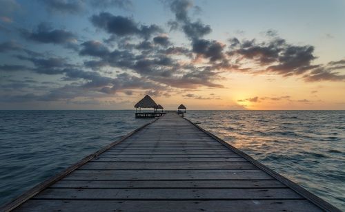 Рассвет на пирсе.