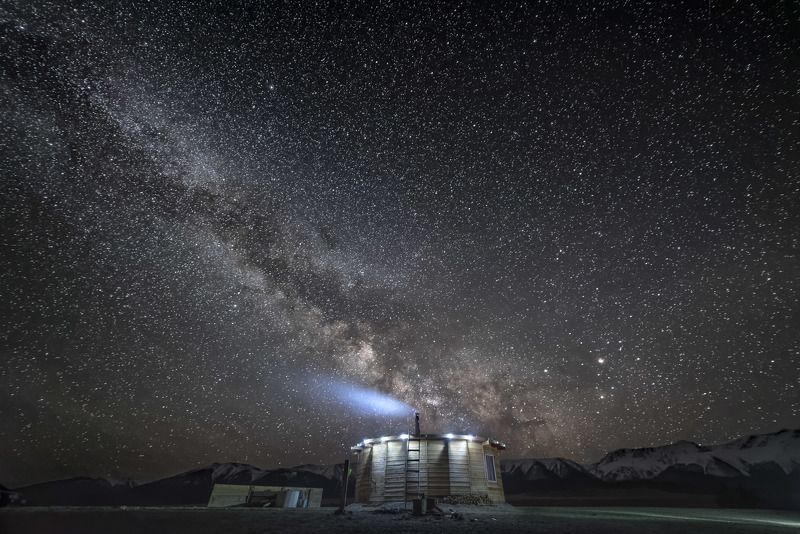 пейзаж,звезды,ночь,звездная ночь,природа,млечный путь,горы,небо,ночное небо Дом под звездным небом фото превью