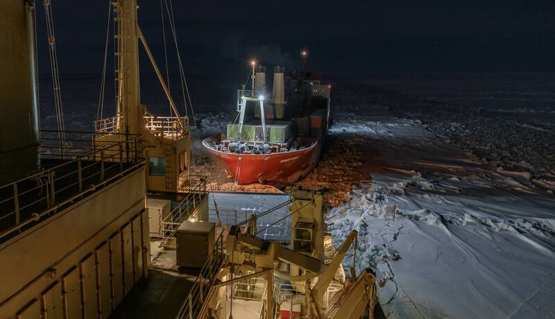 На усах фото превью