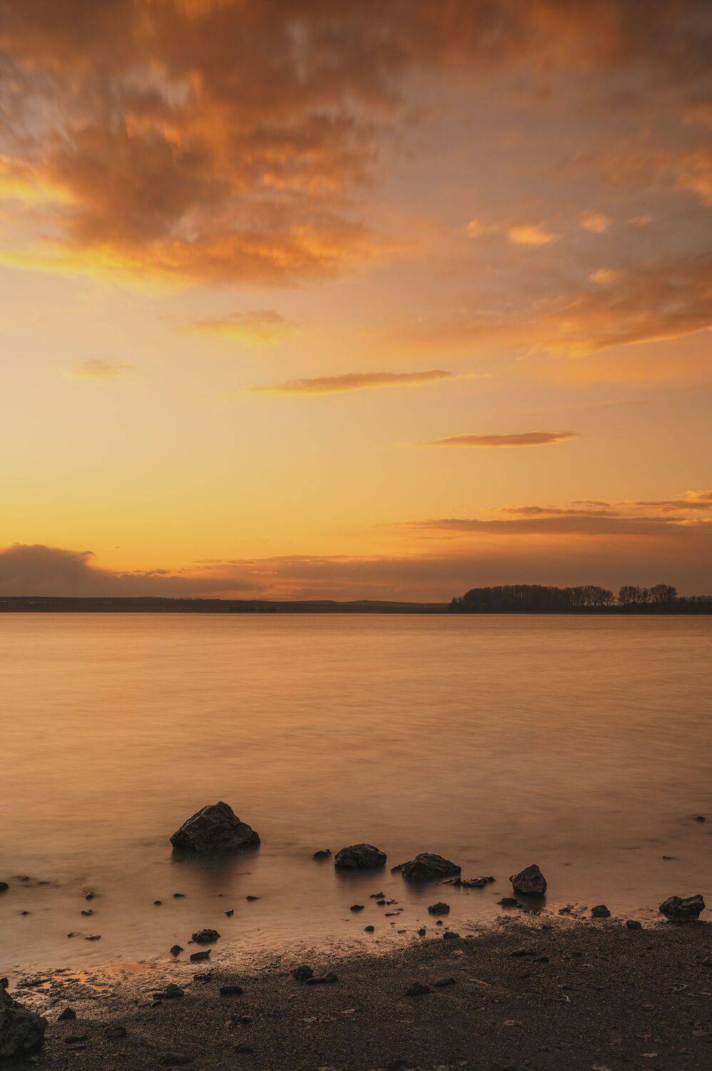 пейзаж, закат, вода, озеро, длинная выдержка, камни, небо, оранжевый, золотой час, спокойствие, горизонт, природа, минимализм, эстетика, пейзажная фотография, художественный пейзаж, атмосфера, эстетика природы, мягкий свет, безмятежность, одиночество, гар, Олег Сухенко