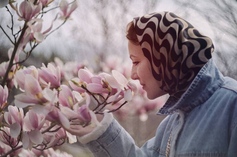 весна, март, цветение, дерево, магнолия, магнолия_суланжа, пробуждение, жизнь, портрет, женский_портрет, красота, красота_природы, женская_красота, атмосфера, аромат, мануальная_оптика, винтажный_объектив, mc_helios_77m_4, sony_a7_iii, курорт_мрия, ялта,  Растворяясь в блаженном запахе. фото превью