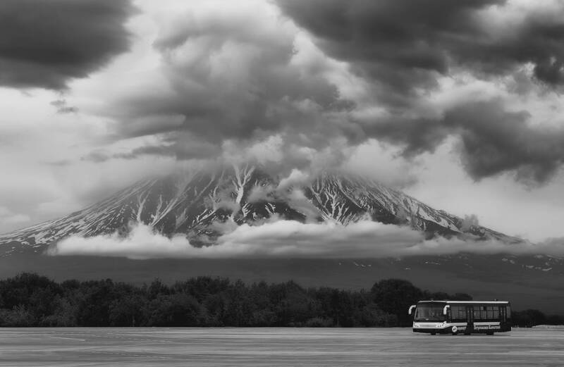 елизово, камчатка, автобус, лето, вулкан, взлётная полоса автобус (B&W) фото превью