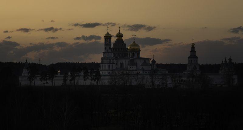 Москвская область, Истра, река Истра, Воскресенский Ново-Иерусалимский ставр, закат Ново-Иерусалимский монастырь в закатных красках фото превью