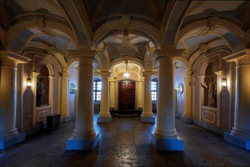 Сени во дворце