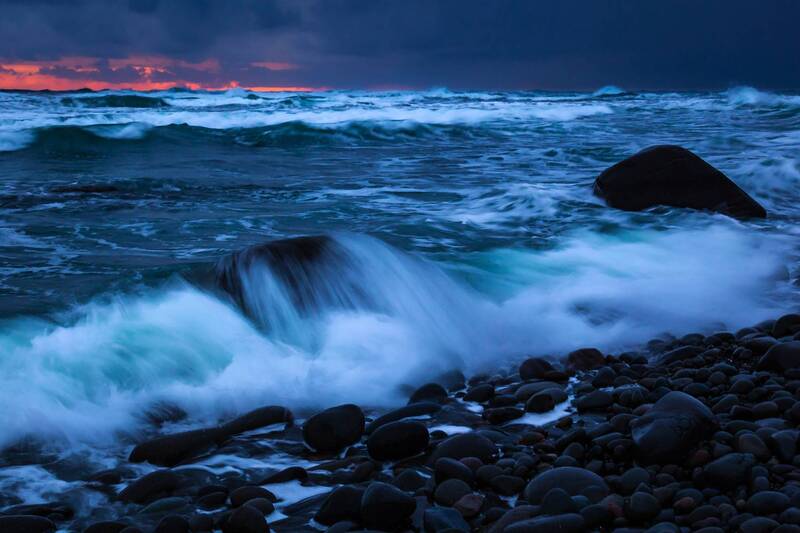 волна, вечер, камни Смеркалось фото превью
