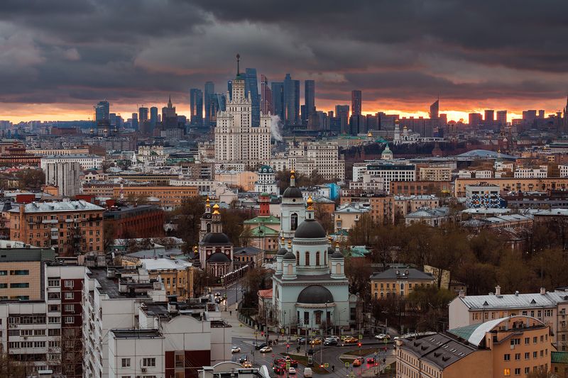 Москва, закат, ммдц Мрачный закат над Москвой фото превью