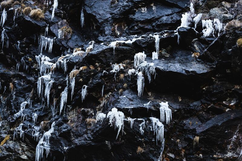 горы, зима, лед Свечи на камнях фото превью