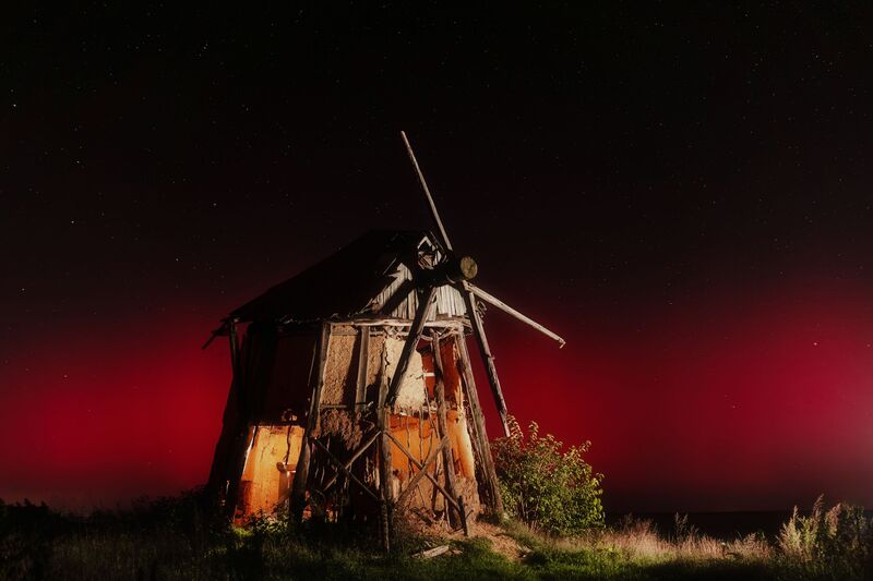 старая мельница, заброшенное строение, деревянное зодчество, руины, ветхое здание, каркас, исторический объект, сельская архитектура, разрушенная мельница, текстура дерева, глина, аутентичность, этнография, памятник архитектуры., ночной пейзаж, звездное н Шёпот забытых ветров фото превью