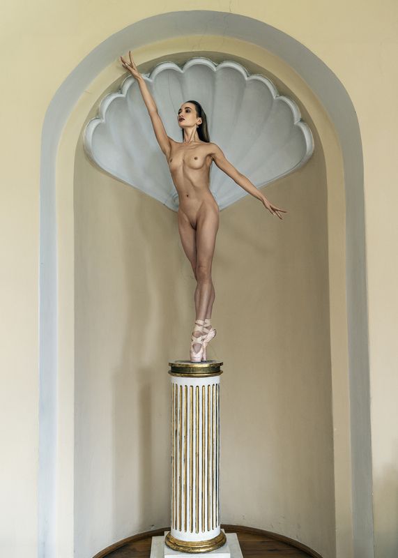 living frieze, neoclassical form, marble pose, fluted column, shell niche, figurative nude, balletic gesture, pointe shoes, architectural body, vertical ascent, quiet ascension, sculptural grace, warm tonality, diffused light, skin texture Notation for a Living Frieze фото превью