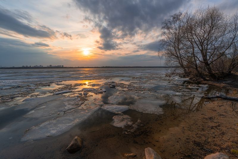 Таяние льда на озере Шарташ фото превью