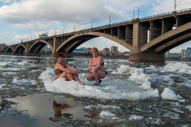 ледоход, мост, льдины, моржи, лёд, енисей, женщины, сидят, красноярск, коммунальный Хорошо сидим! фото превью