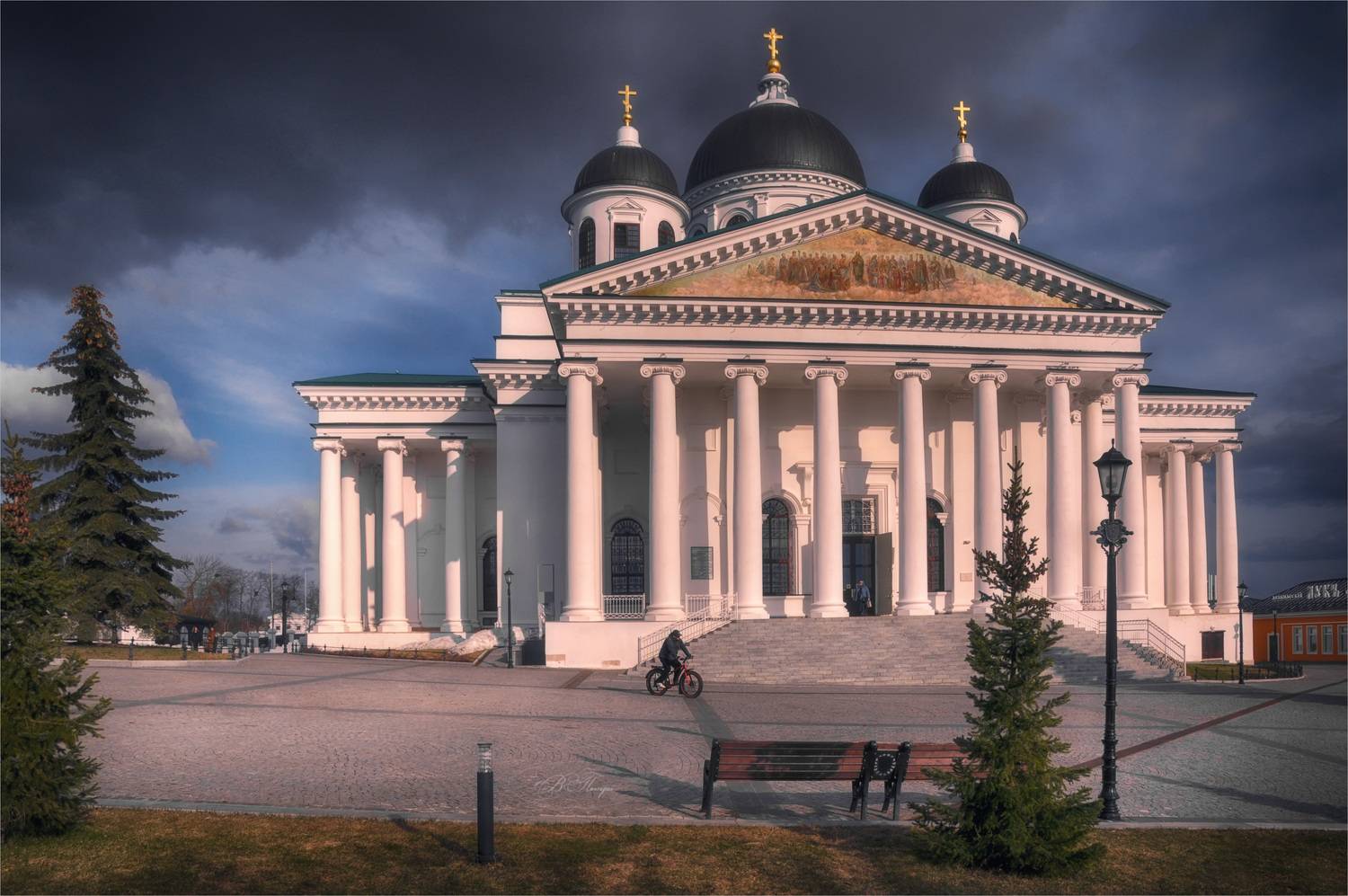 собор, колонны, велосипедист, облака, Вера Петри