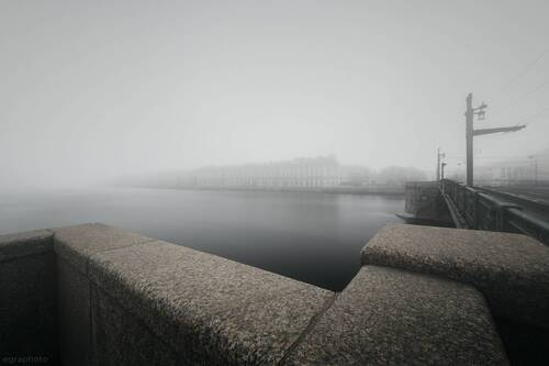 Туманный Петербург в невский ледоход - у гранита Дворцового моста