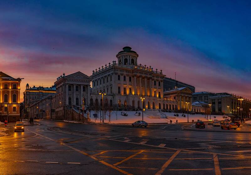 москва, улица знаменка, улица моховая, вечер, сумерки, подсветка, фонари, вечерний город Дом Пашкова фото превью