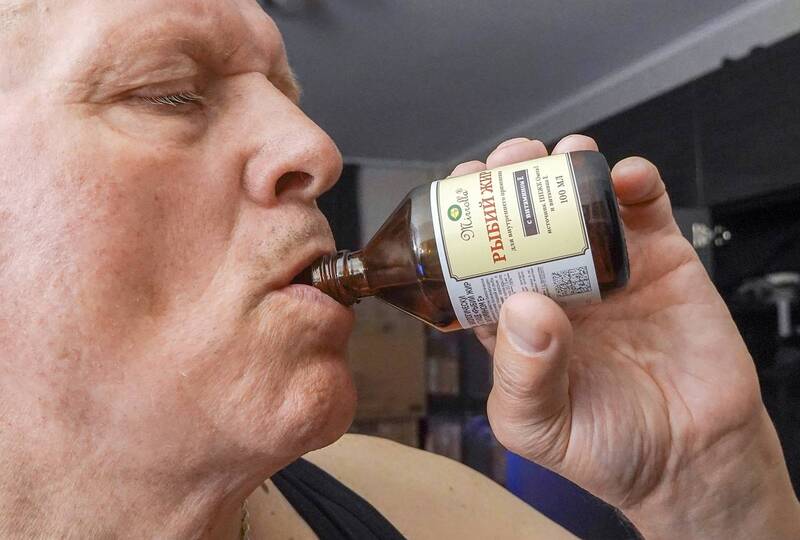 Перед завтраком хлебнуть рыбьего жира фото превью