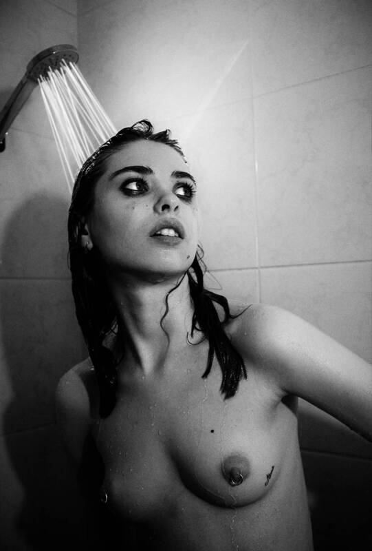Her shower фото превью