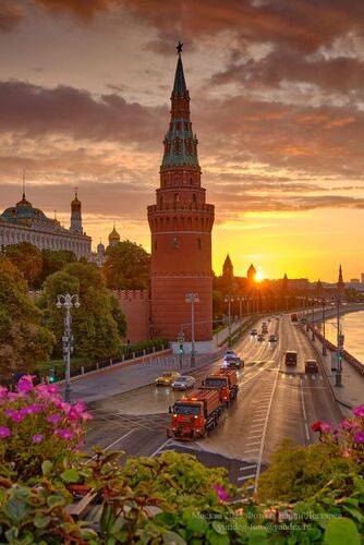 Водовзводная башня Московского Кремля на рассвете.