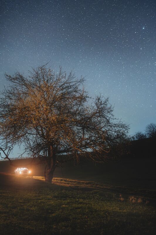пейзаж, природа, ночь, звезды, небо, дерево, автомобиль, дорога, свет, фары, атмосфера, настроение, одиночество, тишина, путь, ночная съемка, художественная фотография Он всё-таки нашёл дорогу фото превью