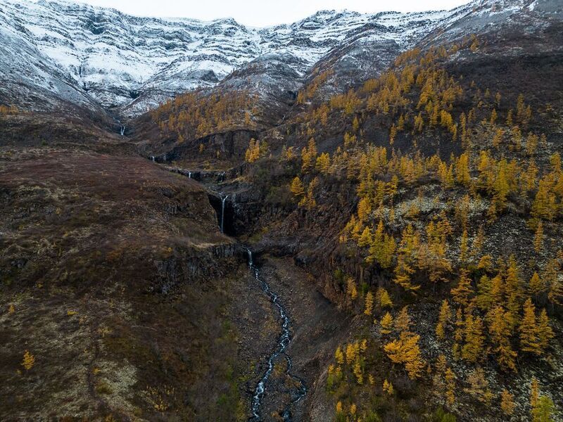 плато путорана, горы, водопад, осень, снег  фото превью