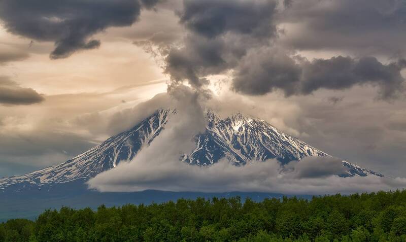 камчатка, корякский вулкан, тучи, свет, лето Z фото превью