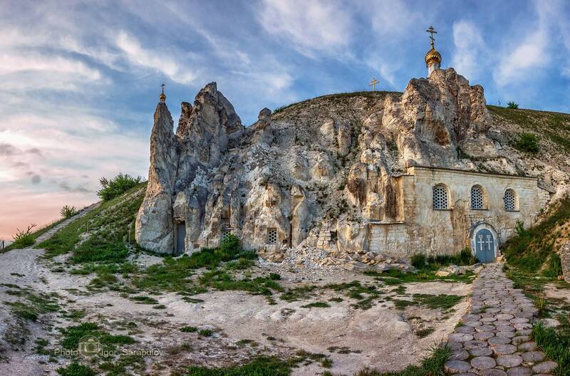 церковь, храм, святое место, пещерная церковь, панорама, меловые холмы, дивногорье, дивногорский мужской монастырь, воронежская область, вечер, белые горы Подземный храм Рождества Иоанна Предтечи в Дивногорье фото превью