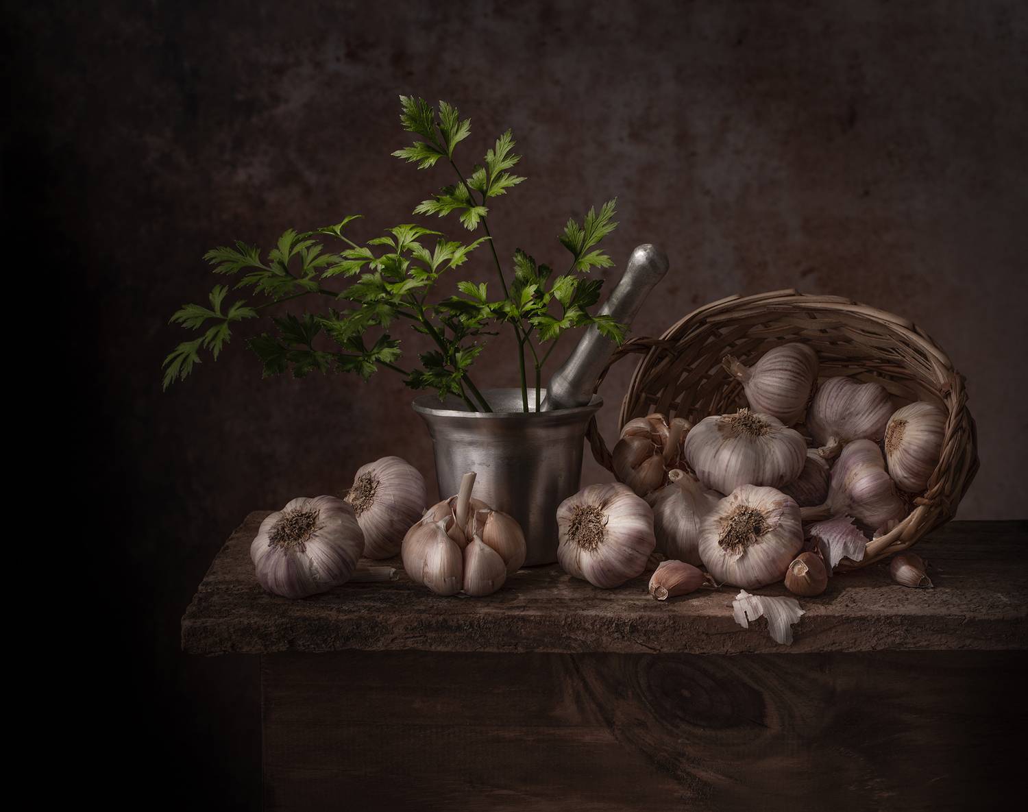 Still life, garlic, parsley, wood, texture, light, Maria Margareth Perfoncio