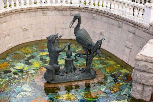 Скульптура Зураба Церители «Лиса и Журавль»