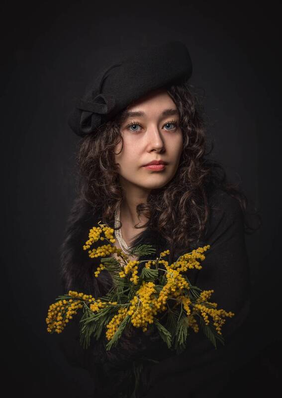 ...Она несла в руках отвратительные, тревожные желтые цветы... фото превью