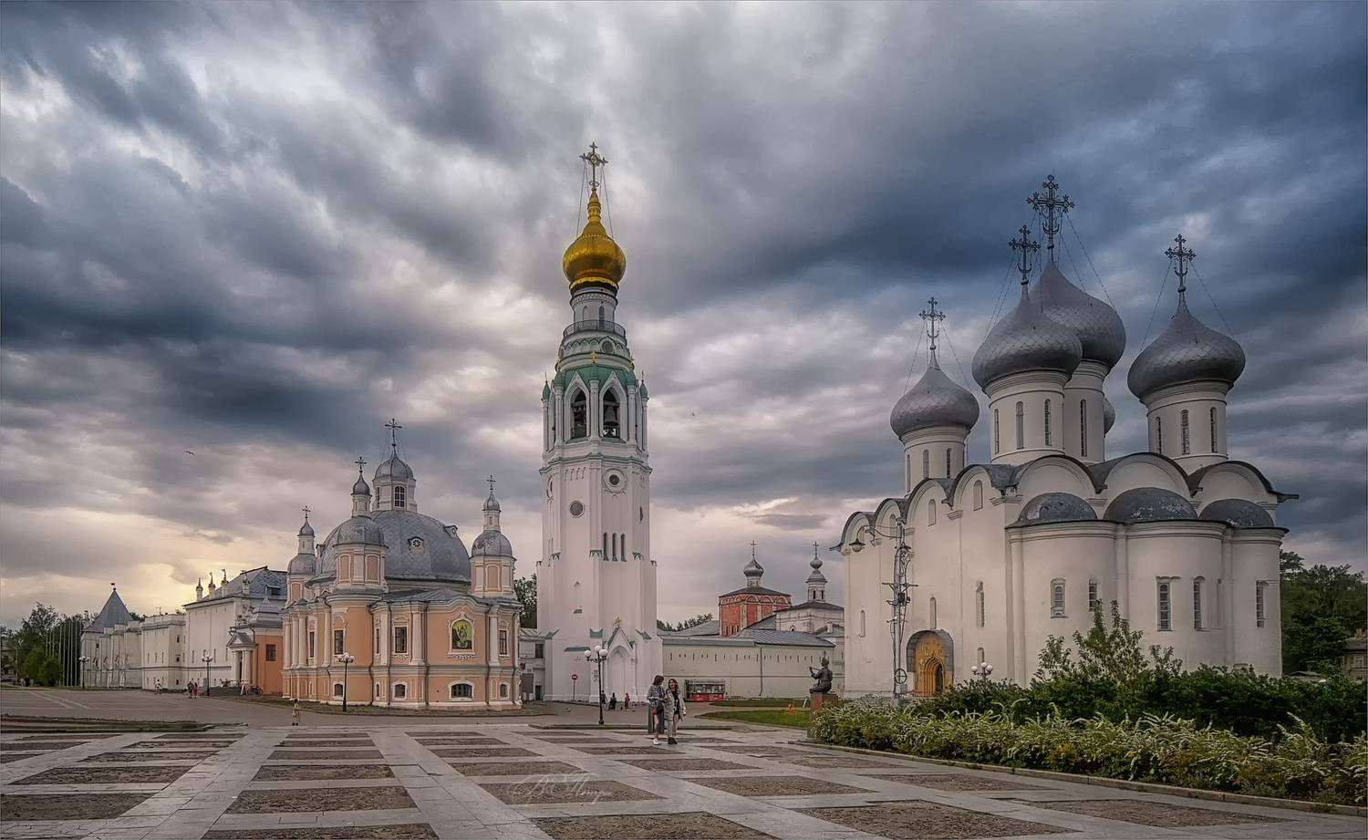 храмы, колокольня, площадь, люди, Вера Петри